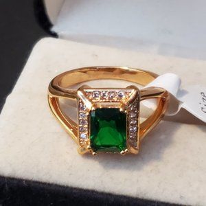Gold Tone Emerald Size 8 Ring Crystal Fashion Cute